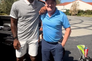 ewc-主持人摩根晒合影：非常荣幸见到詹姆斯 他其实是个极为友善的人