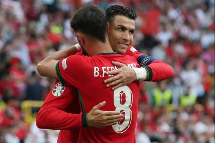 电竞世界杯-英媒：C罗曾邀请B费加盟胜利，后者表示想在欧洲至少再踢1年